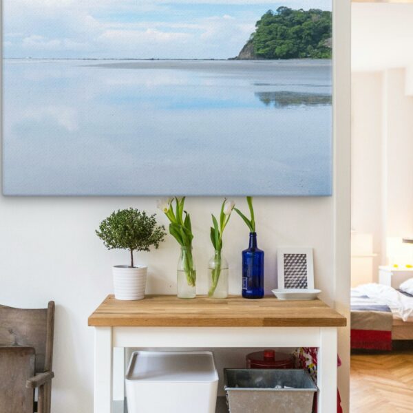 Clic vers toile extra fine Costa Rica - Mockup dans un living à la déco rustique et minimaliste, aux objets vintage.